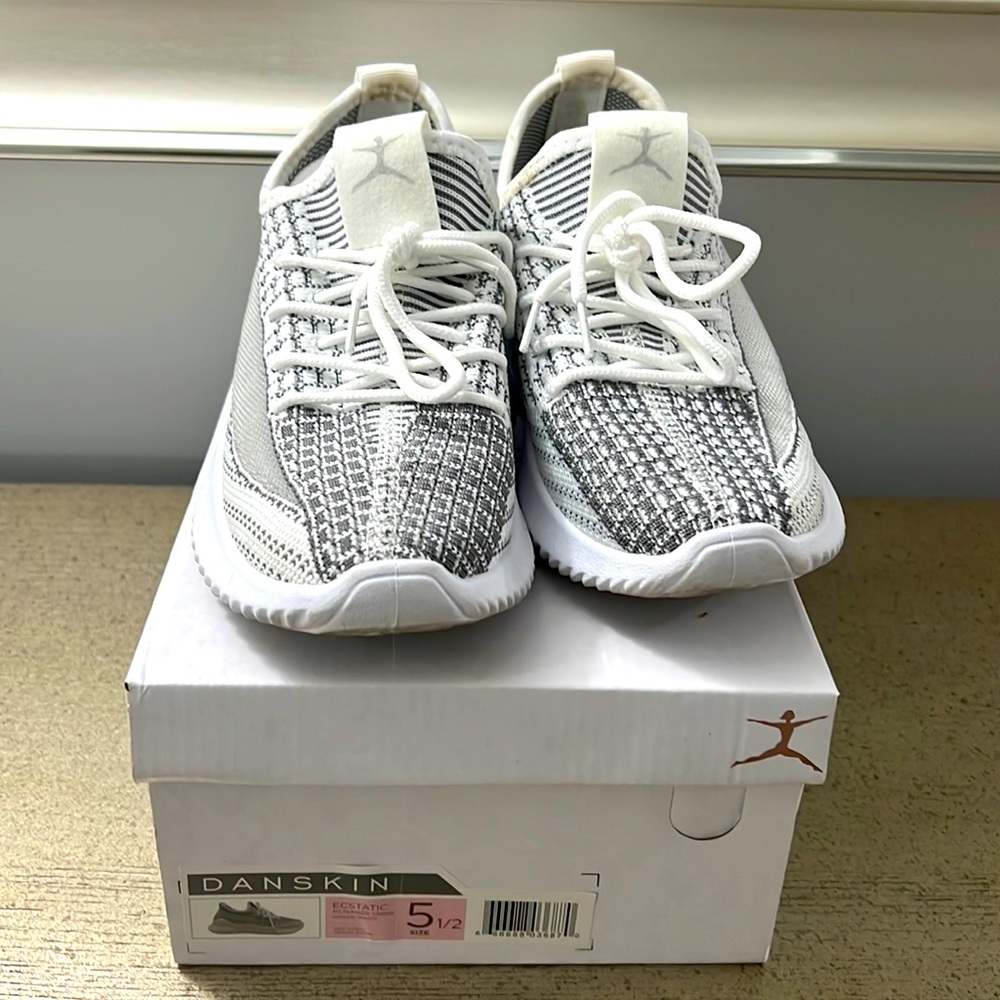 DANSKIN WHITE SNEAKERS 5.5 [ fits Women 6 ]